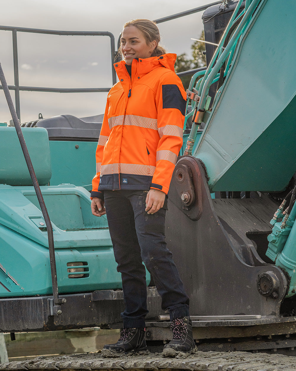 Ellis Hi-Vis Softshell in Fluoro Orange & Navy | 47949